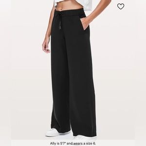 Lululemon On The Fly Pant *Wide Leg
Woven 31.5"